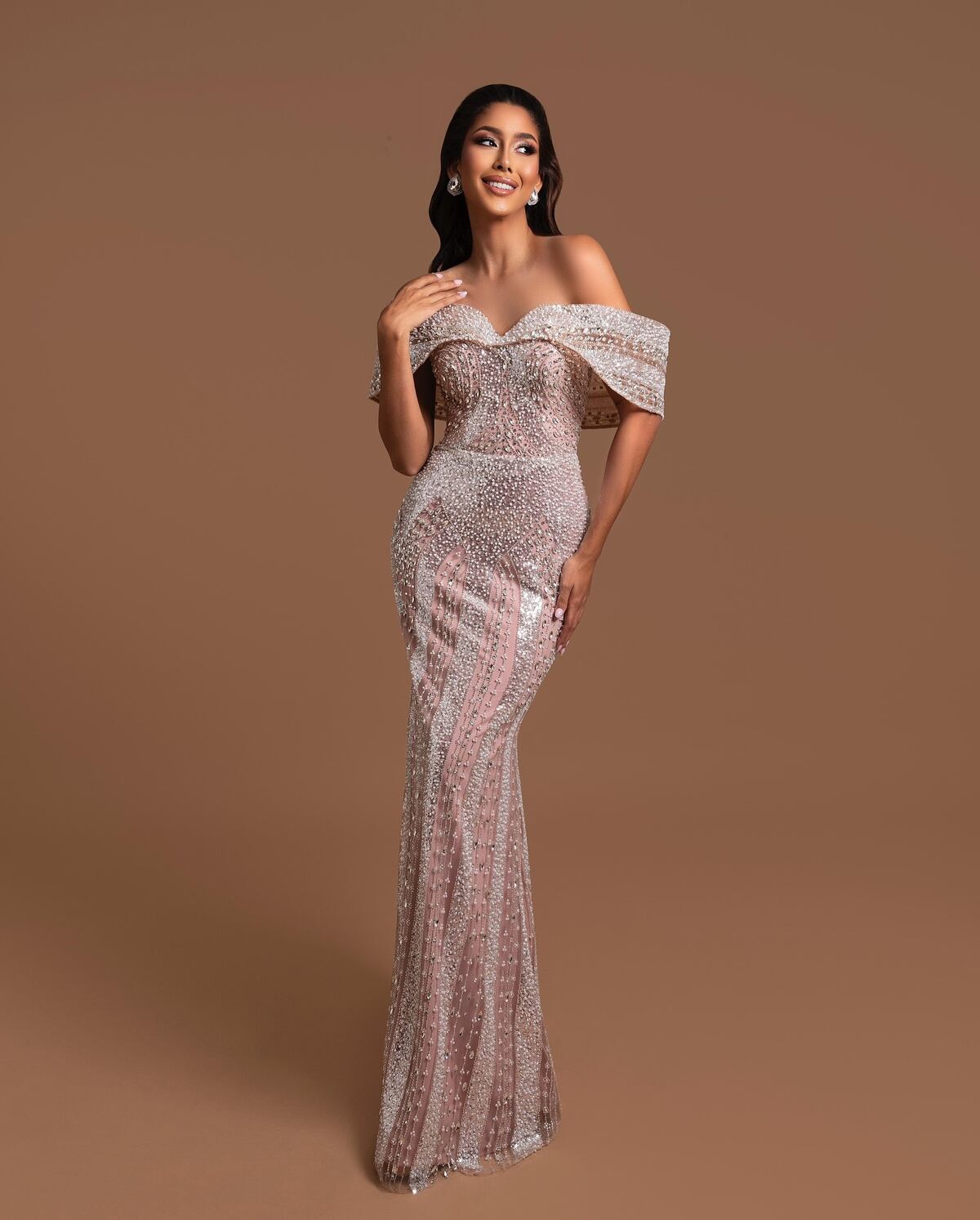 Diseñadores nacionales e internacionales detrás de los vestidos de Liliam Ashby Barrera en Miss International 2024