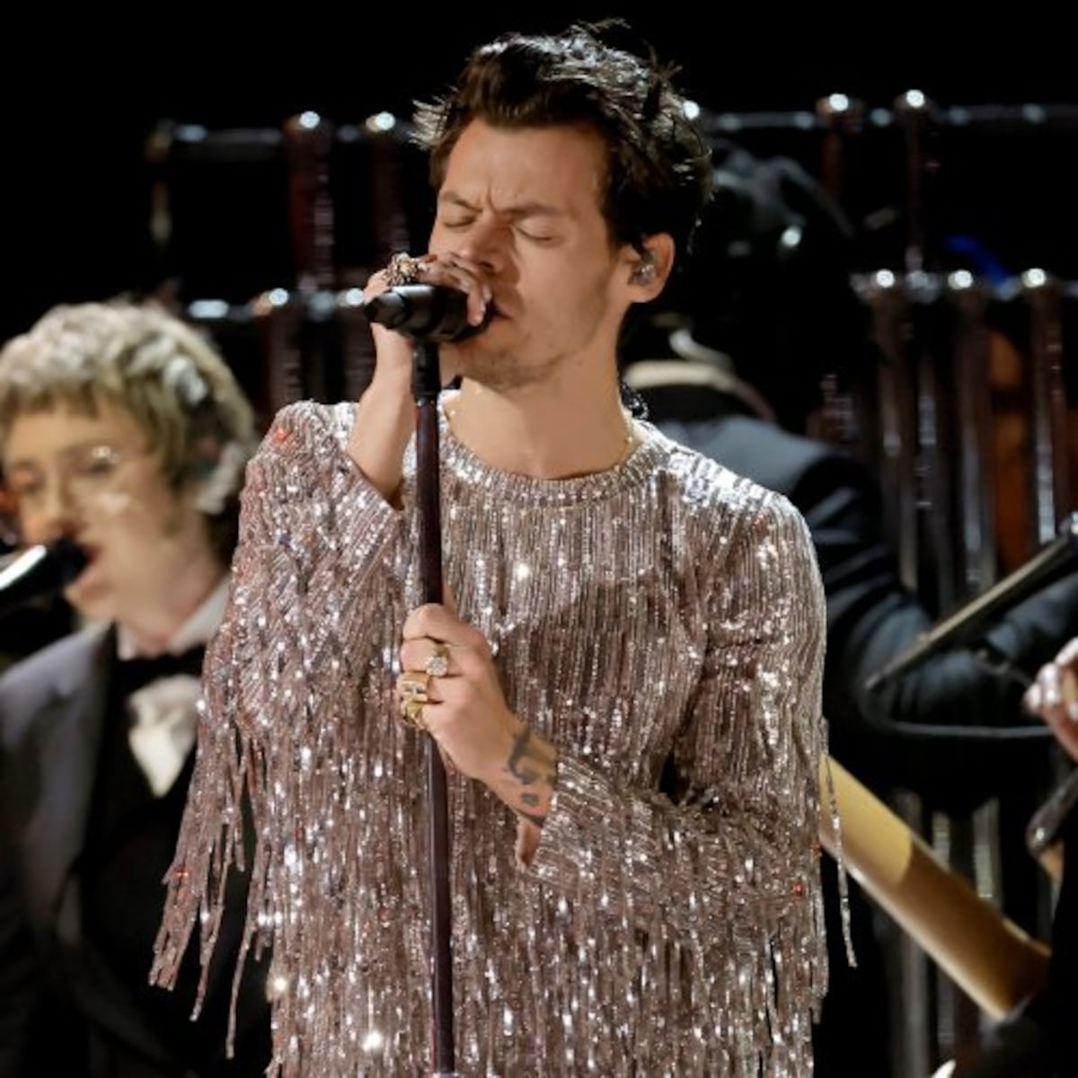 Los tres looks de Harry Styles en los premios Grammy 2023
