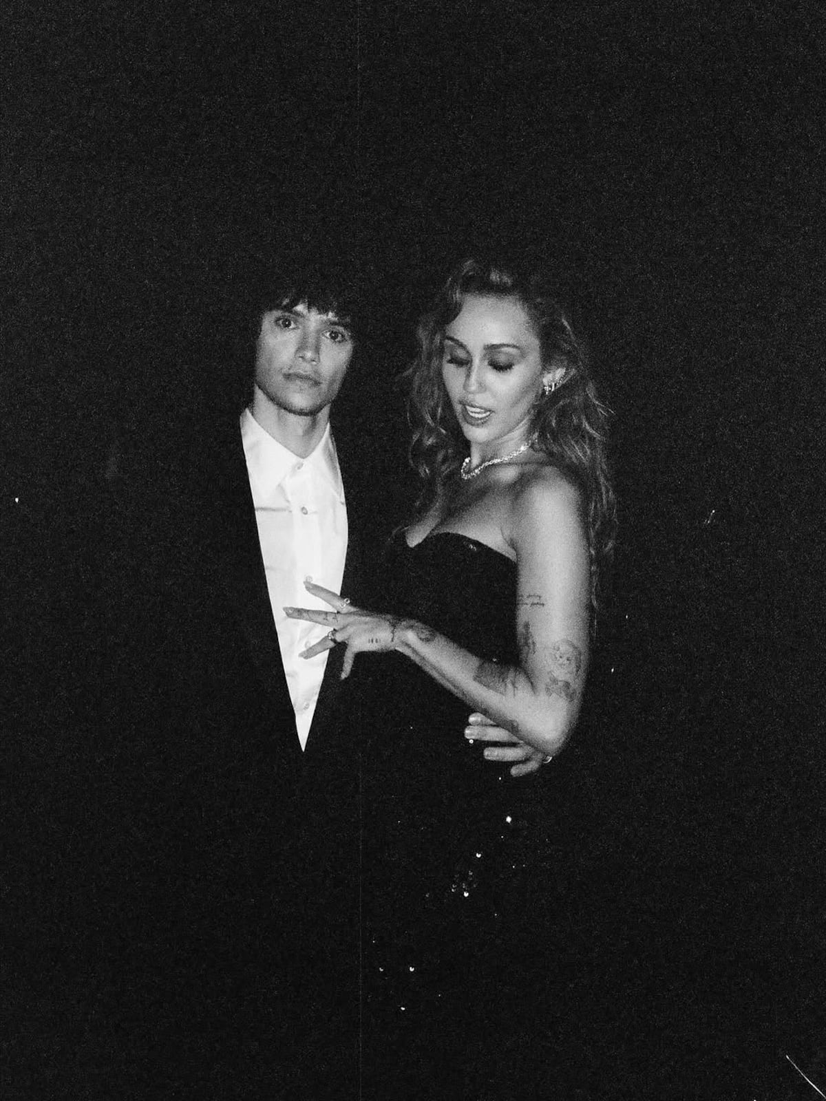 La cantante Miley Cyrus y el baterista Maxx Morando se comprometieron, según la revista People