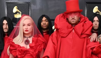 Glamour, elegancia y sobre todo exceso en la alfombra roja de los Grammy. ¡Todos los looks!