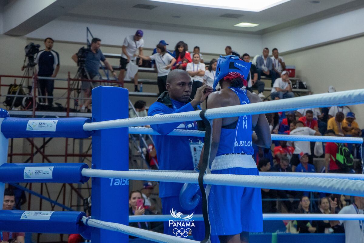 Gustavo Caicedo, el entrenador darienita y capitán de la policía que acompaña a Atheyna hacia el triunfo olímpico