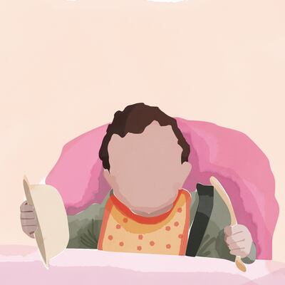 Un niño con una silla rosada