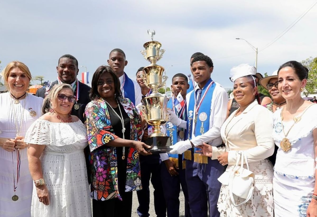 La ministra de Educación Lucy Molinar luce en Colón un blazer de Jean Decort