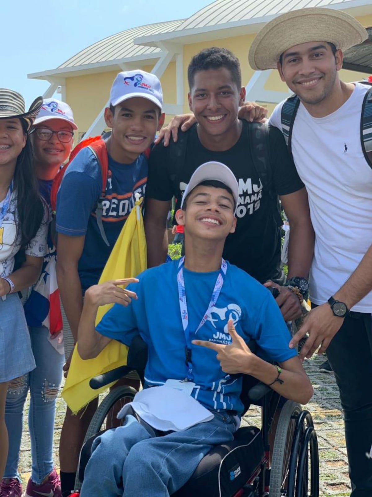 ‘Alzamos a Lucas y pudimos ver al papa Francisco’