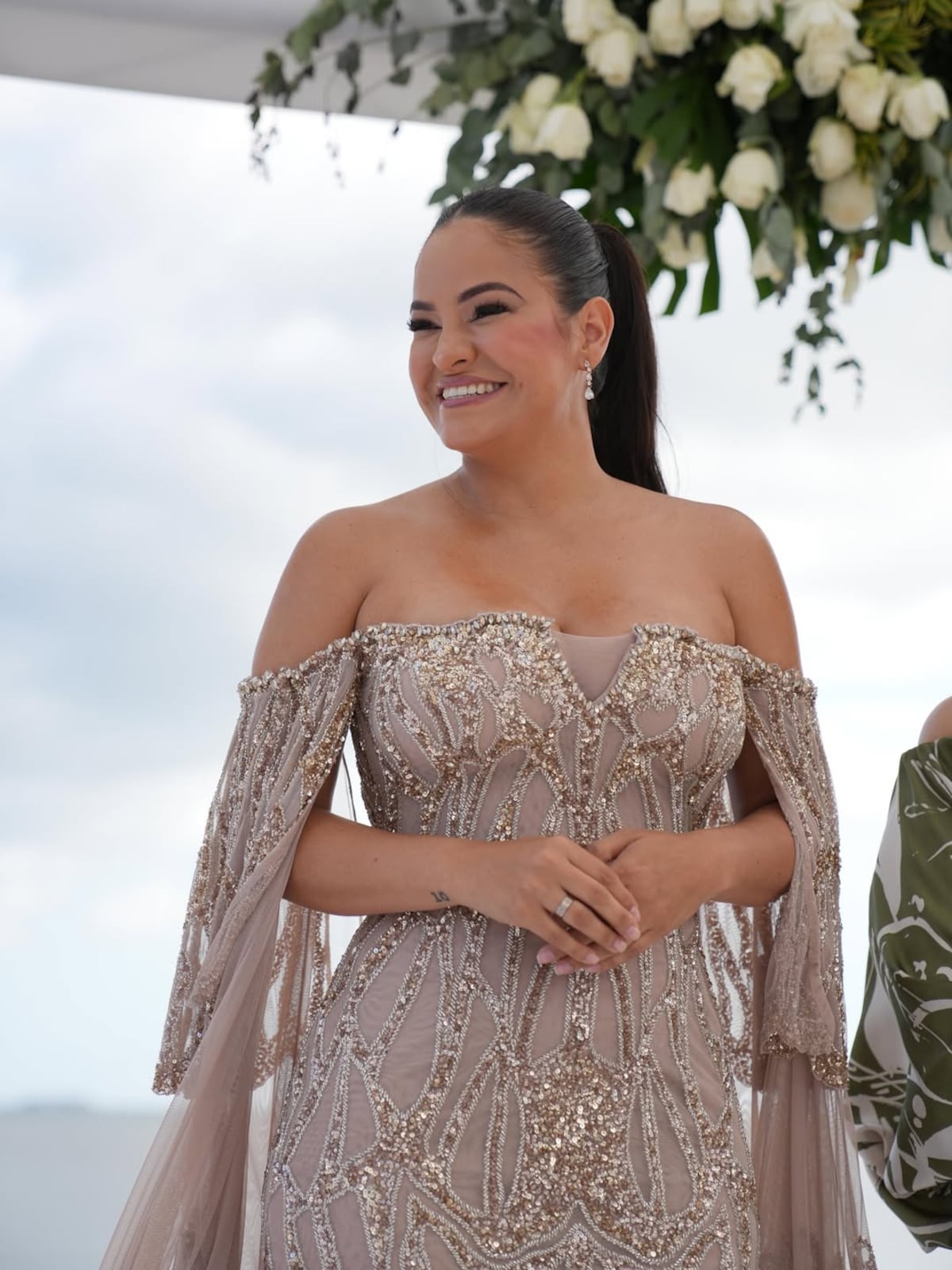 El vestido de la alcaldesa de Arraiján, Stefany Dayan Peñalba, para la primera boda de playa masiva en Veracruz