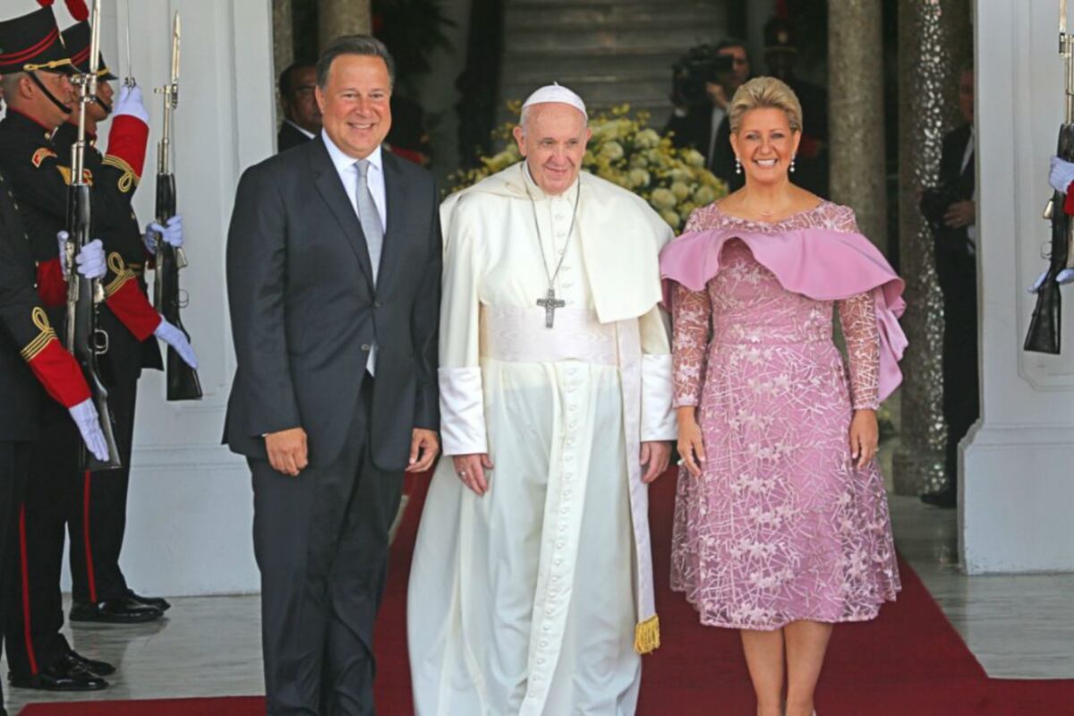 Los atuendos de la primera dama frente al papa