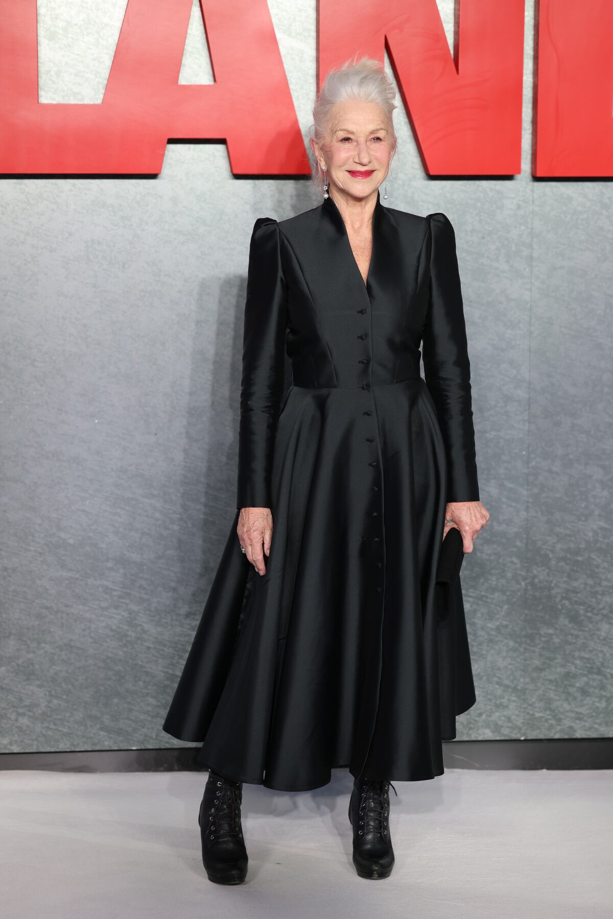 Reina del ‘punk’ refinado a los 79 años: el ‘look’ de Helen Mirren en una premiere en Londres