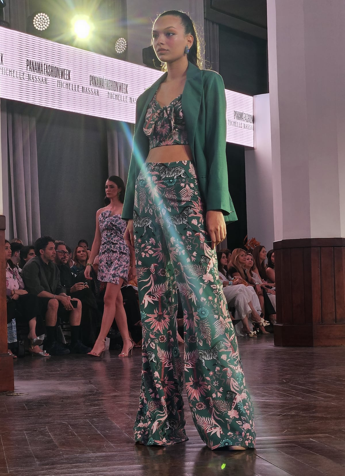 Flores y vegetación en los estampados de Michelle Nassar en Panamá Fashion Week