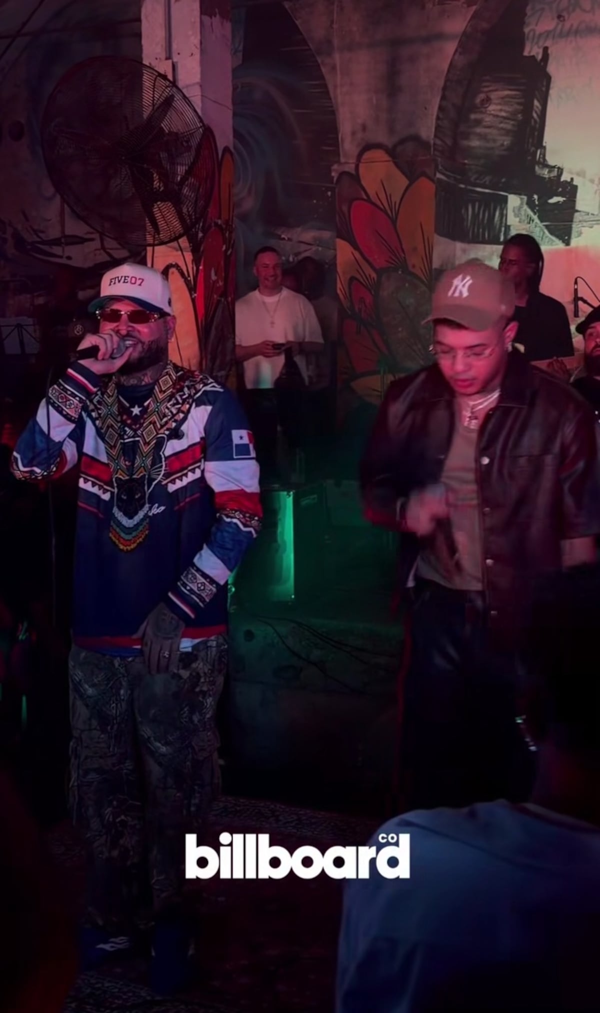 Farruko y su ‘look’ inspirado en la cultura Emberá, diseñado con IA, para presentar en Panamá su álbum Manda la Plena MOH