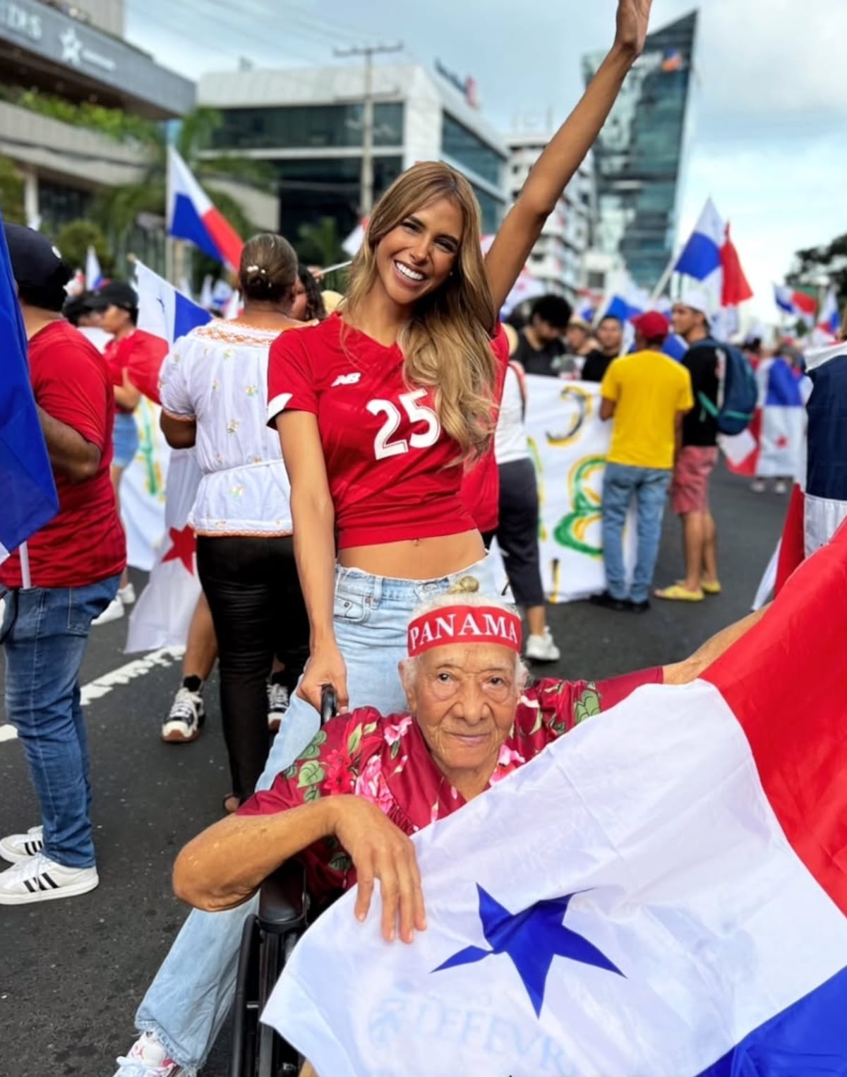 Carmen Jaramillo, Señorita Panamá 2020, celebra su graduación de psicóloga acompañada de su bisabuela de 102 años