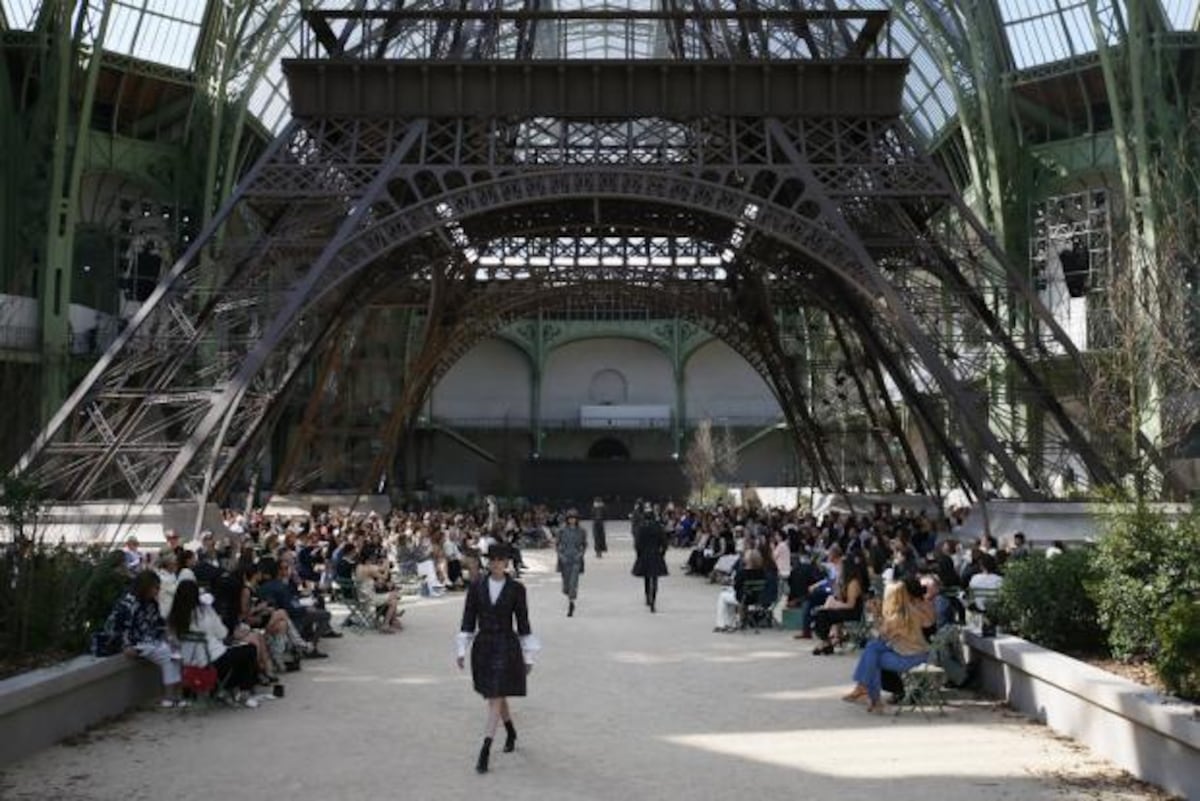 Sombreros, “tweed” y botas en la pasarela de Chanel en París