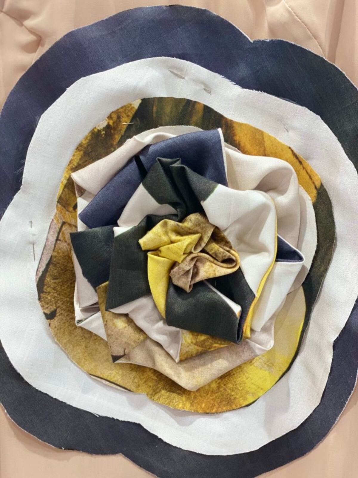 Vestida de arte, las pinturas de Olga Sinclair en la nueva colección de Pilar Sainz