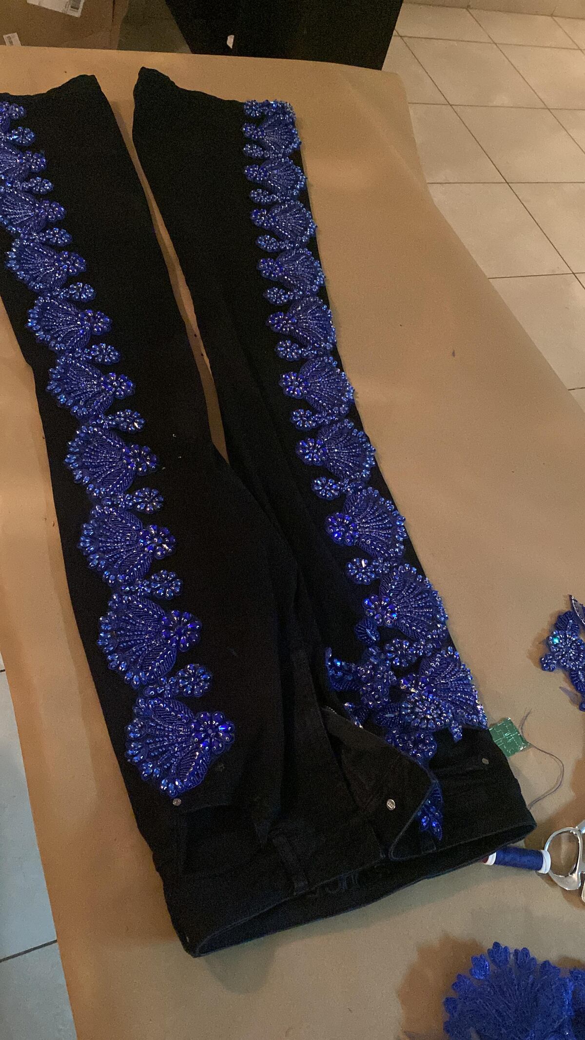 Katleen Levy y su atuendo con 500 cristales que lució para una cabalgata en las patronales de Santiago