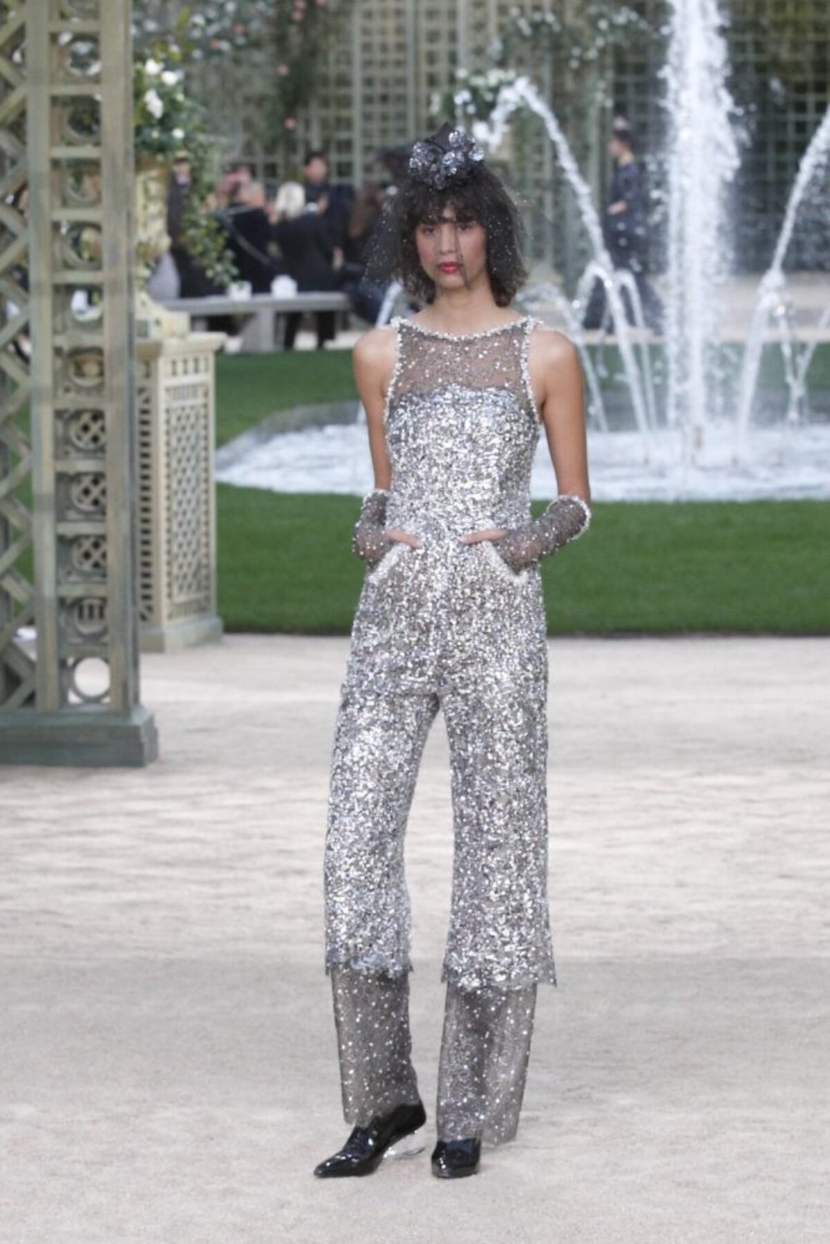 Brillo y rosas en el desfile Primavera Verano de Chanel en París