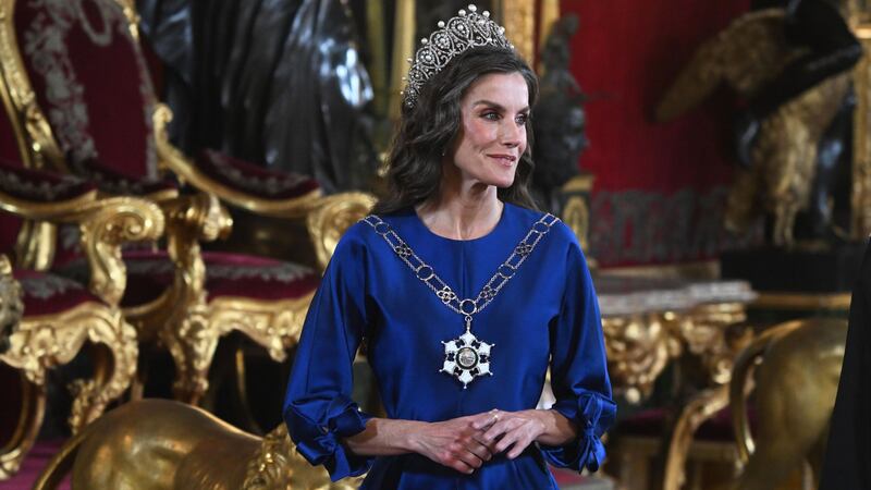 La reina Letizia de España, su vestido azul satinado y el impresionante collar que le regaló el Sultán de Omán