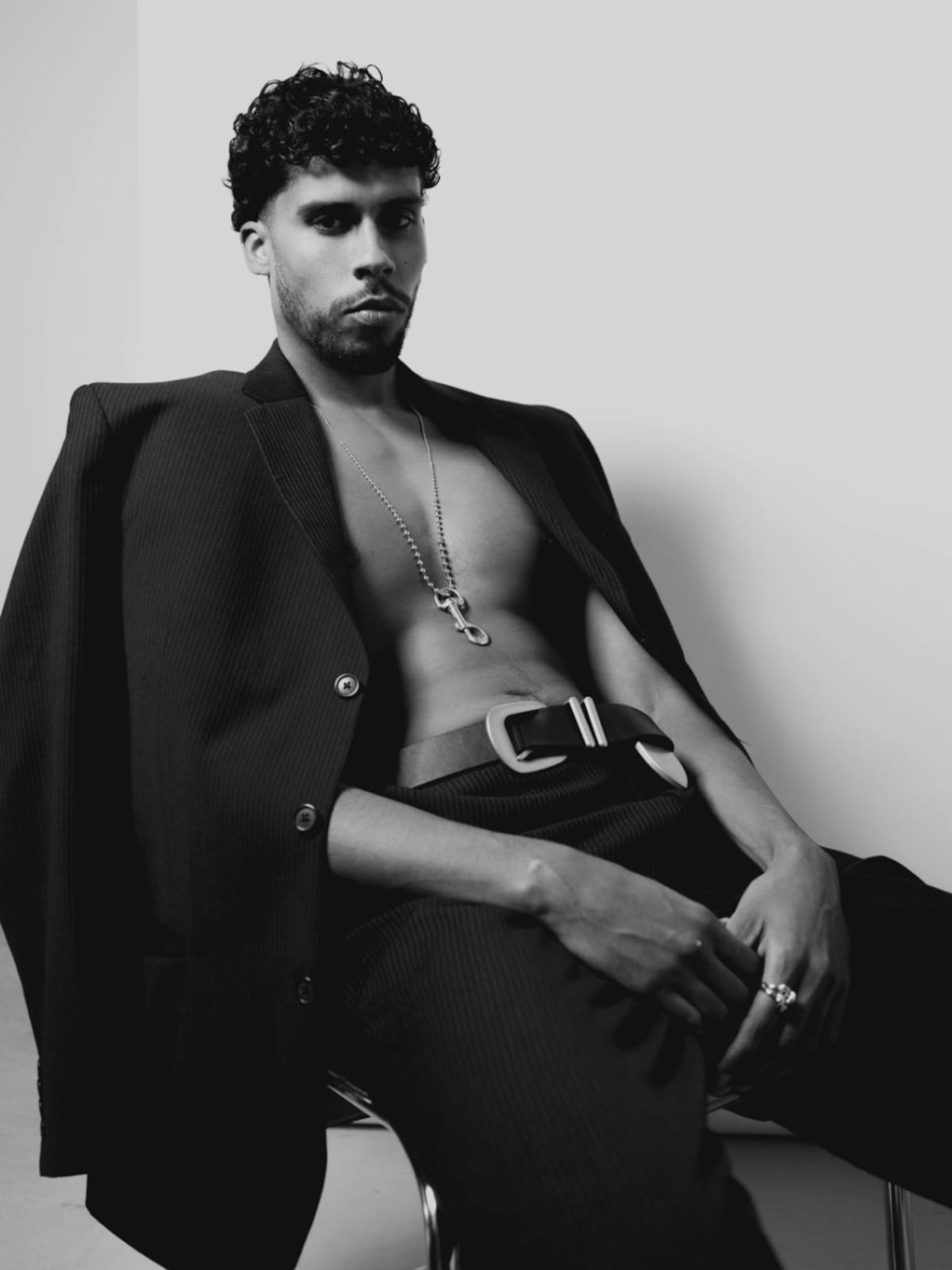 Él es Bernie Martínez, el hermano modelo (de 1.90 de estatura) de Bad Bunny