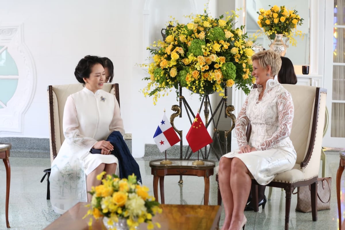 La reunión de Lorena Castillo de Varela y Peng Liyuan en el Palacio de las Garzas