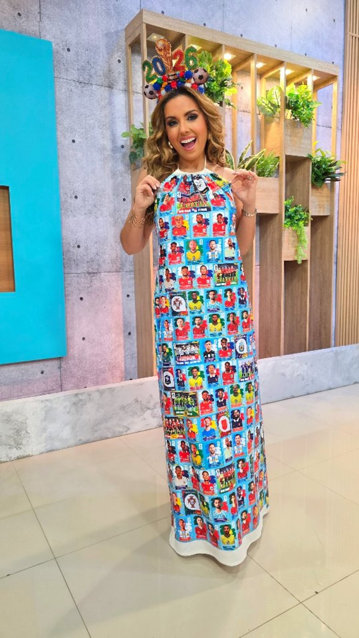 Michelle Simons apuesta por un vestido inspirado en el álbum Panini para el inicio del Mundial 2026