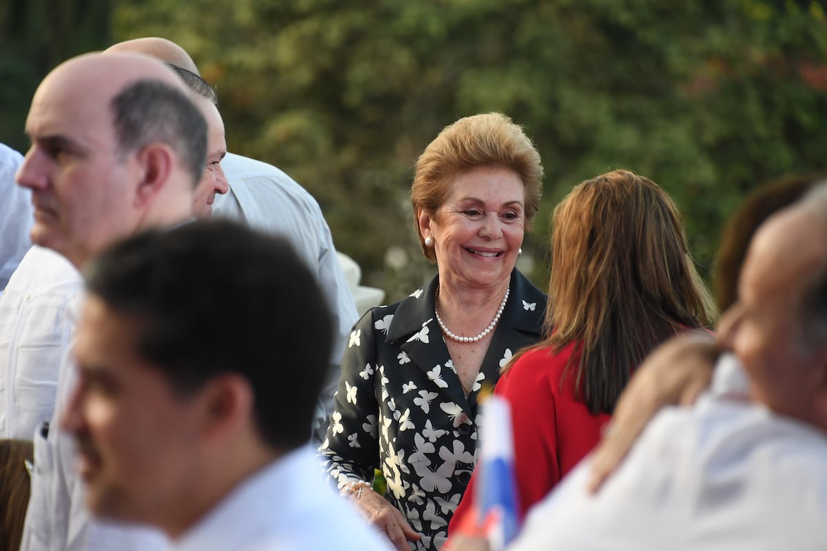 Nito Cortizo, su esposa Yazmín, y otros asistentes al acto de conmemoración de los 25 años del Canal en manos panameñas