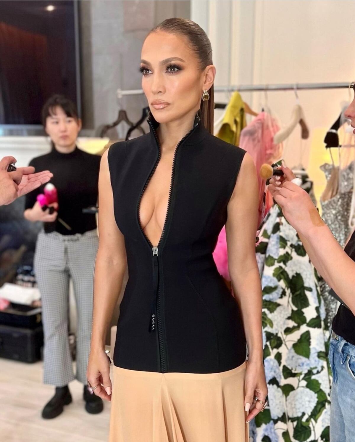 Jennifer López y Ben Affleck se besan en el estreno de la película The Flash