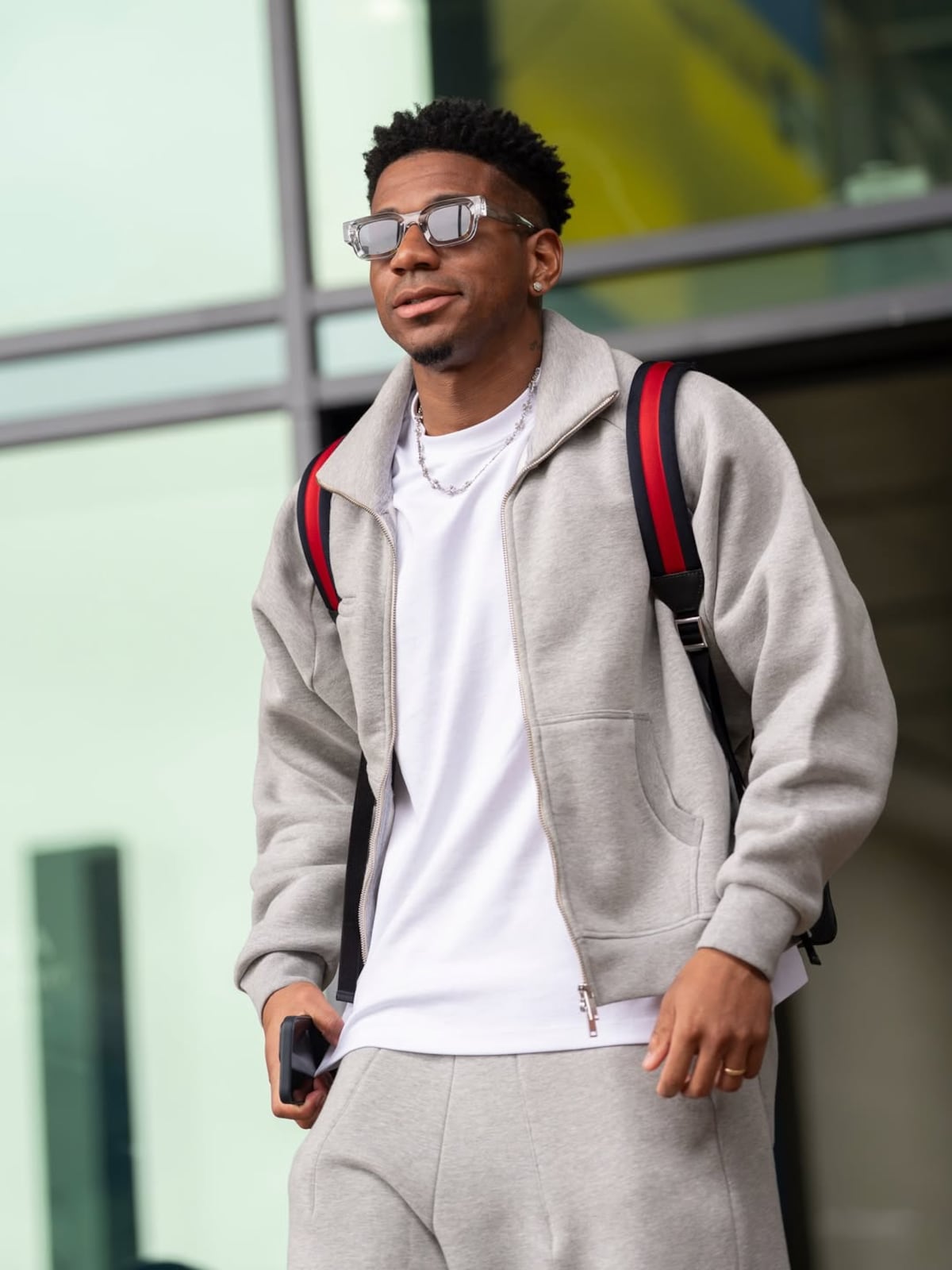 Los jeans brillantes de Kadir Barría y el suéter de diseñador de Coco Carrasquilla: El estilo de la Sele en su llegada a Sudáfrica