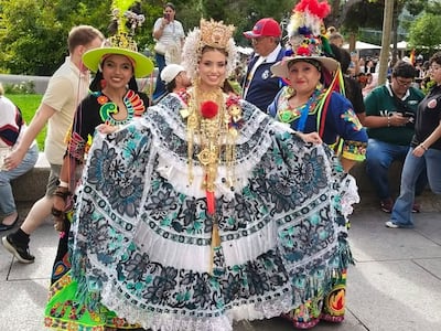 Ana Isabel Carrizo, reina de Calle Arriba de Las Tablas, participa de la Cabalgata de la Hispanidad en Madrid