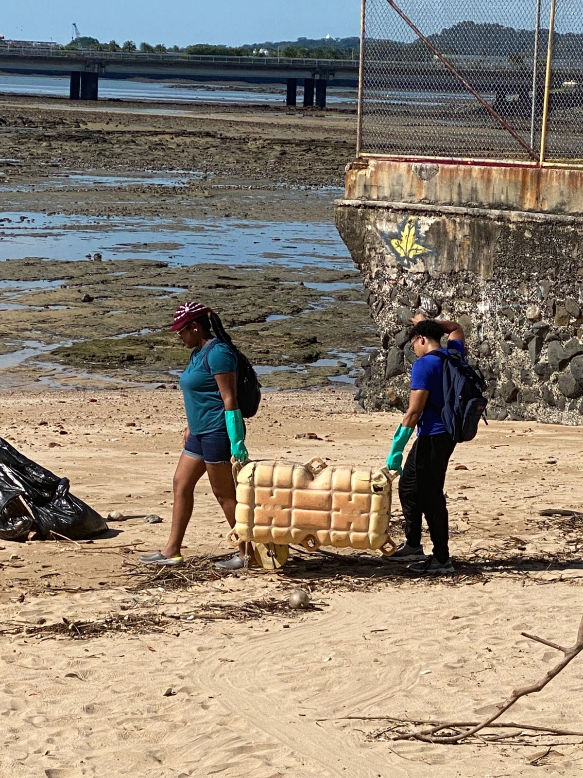 Botellas, latas y envoltorios entre los residuos más comunes encontrados en las calles del Casco Antiguo durante jornada de limpieza