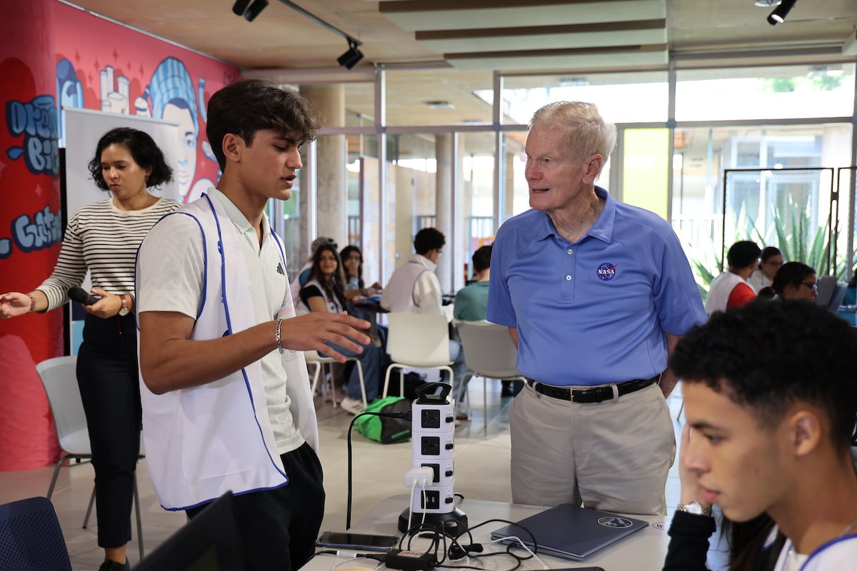 El espacio como inspiración: Bill Nelson motiva a los jóvenes panameños en su reciente visita a Panamá