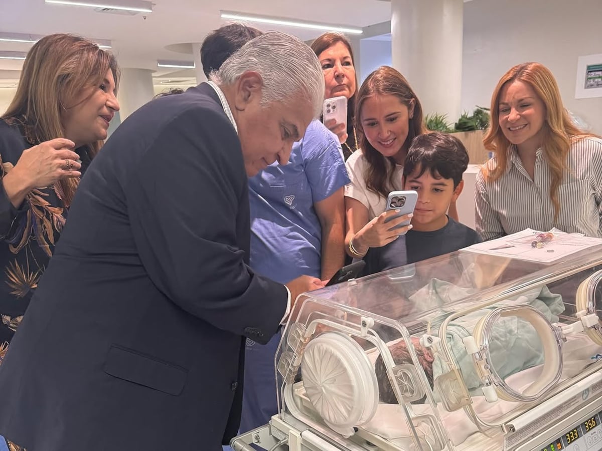 La primera dama de Panamá y el presidente dan la bienvenida a su sexto nieto