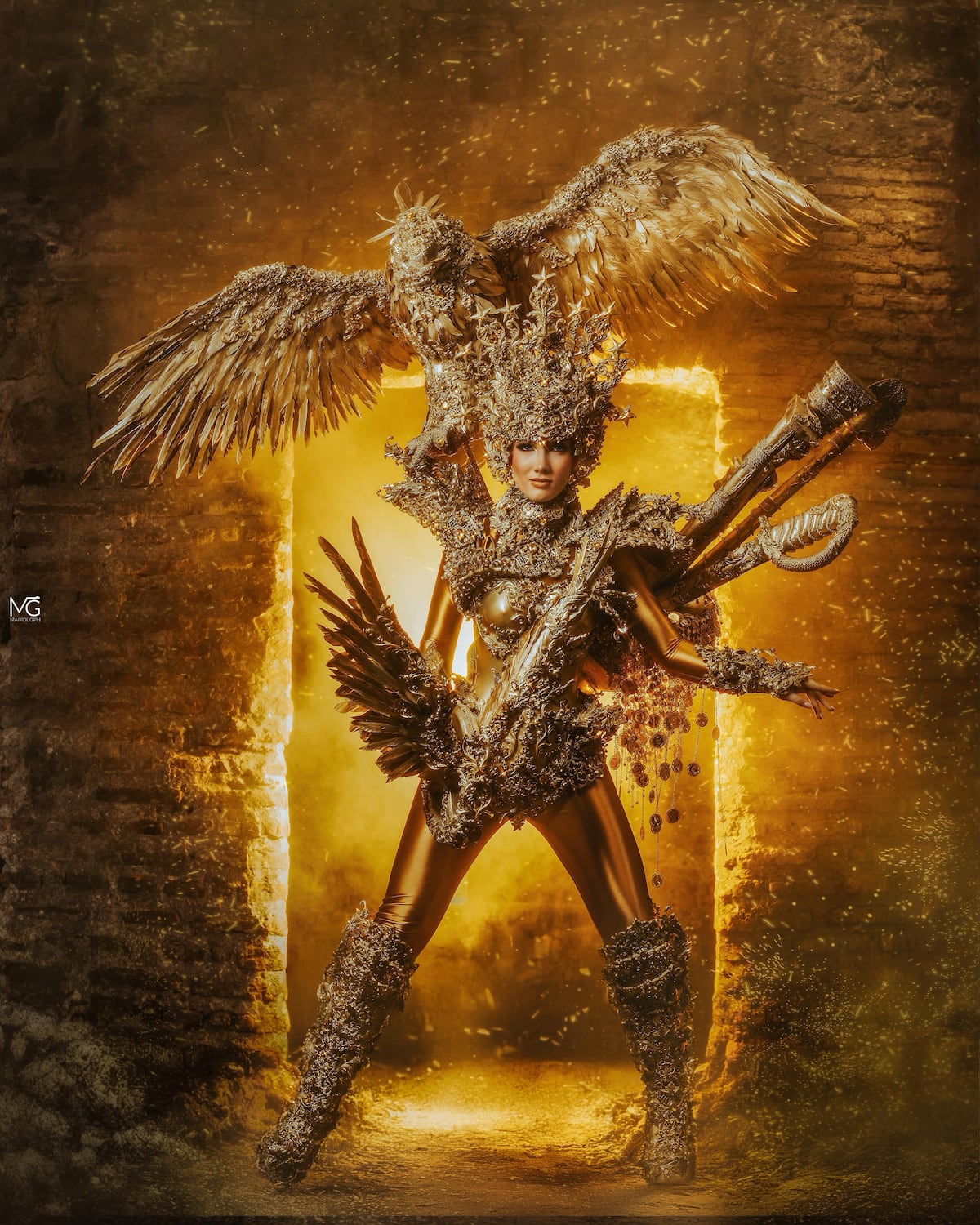 El traje nacional con un águila harpía robótica que representará a Panamá en Miss Universo