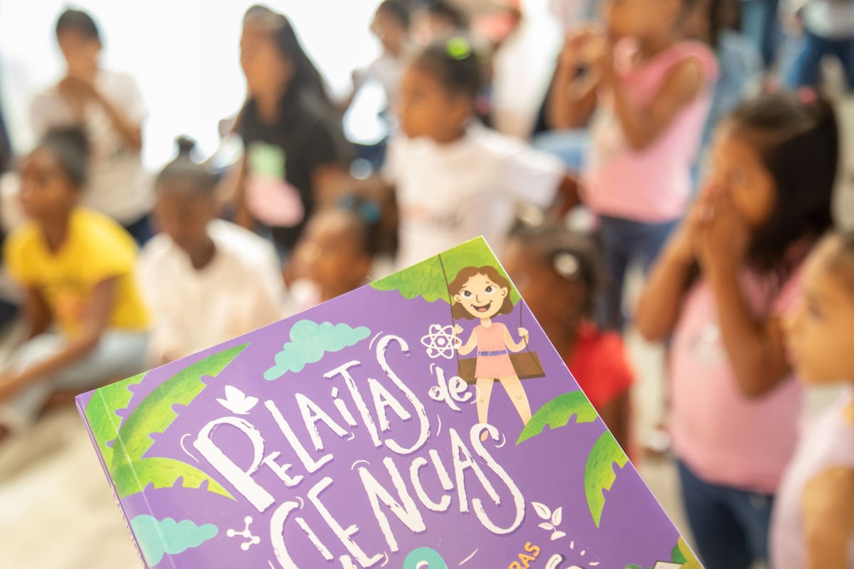 El libro ‘Pelaítas de ciencias’ continúa conquistando adeptas
