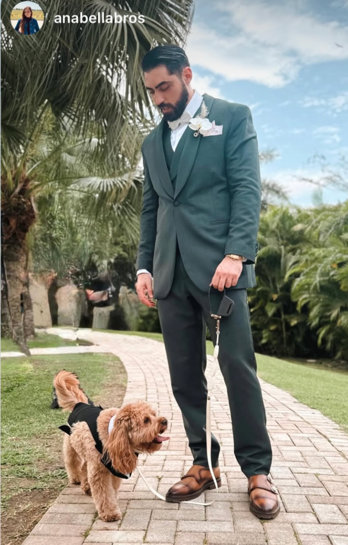 El novio que llevó un tierno collage con fotos de su novia en el esmoquin de su boda en Panamá