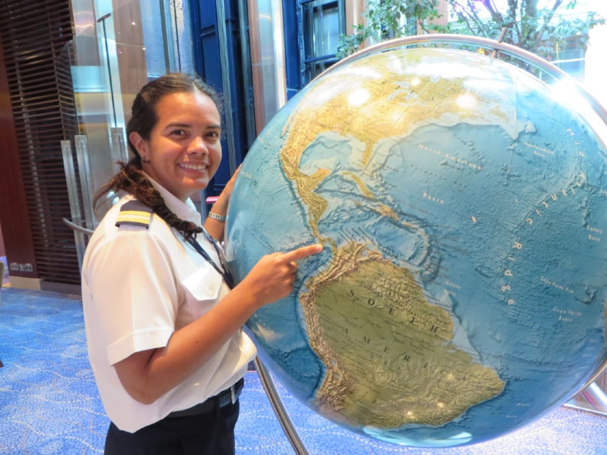 Theoni, la tripulante embarazada, ya está en casa; espera ver hoy a su bebé