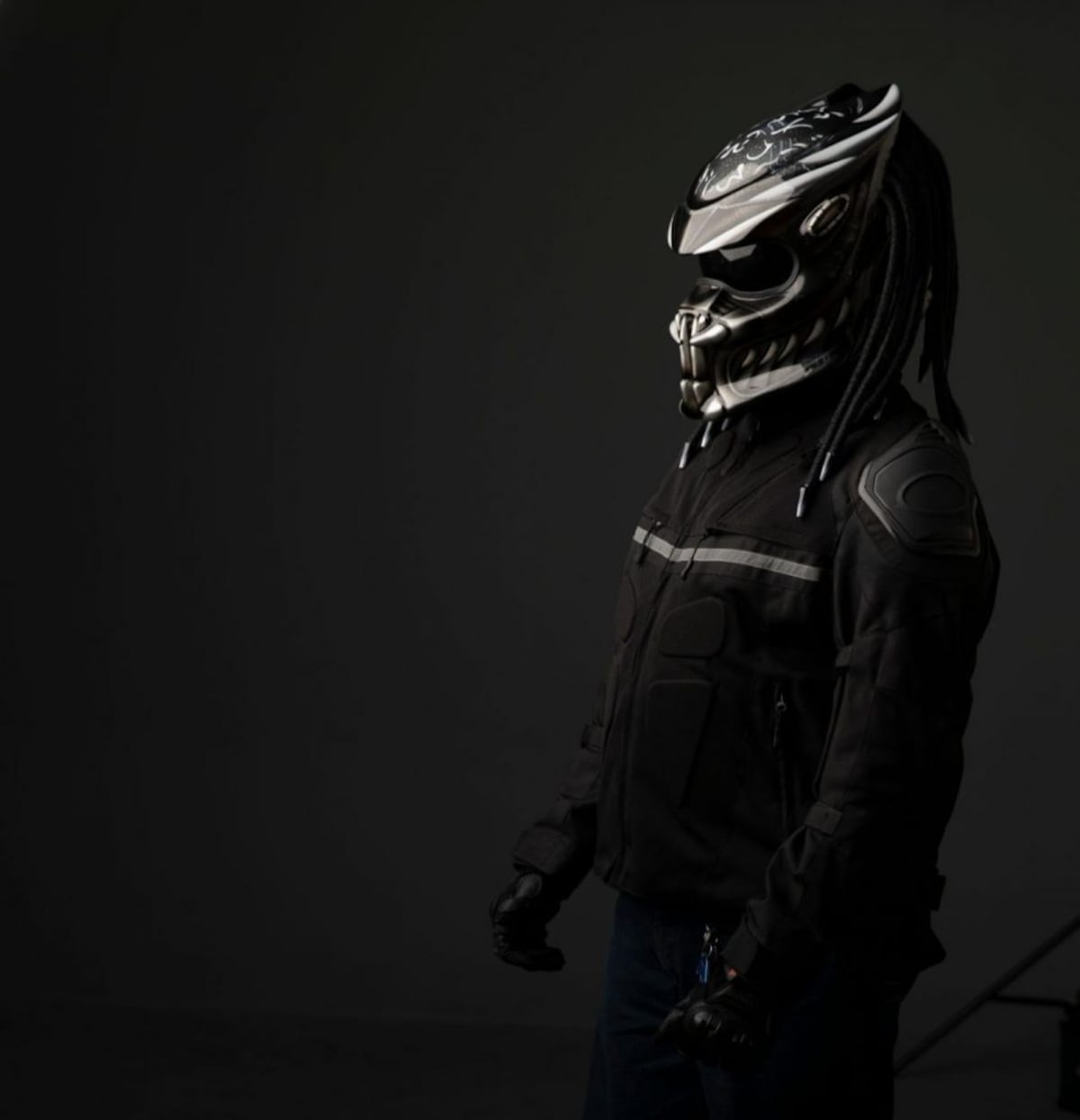 Conoce al motociclista con casco de Depredador que pasea por Panamá