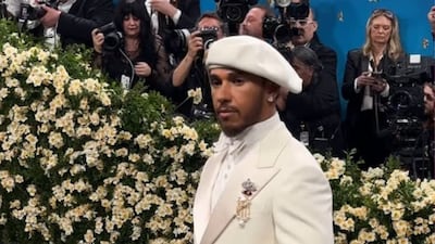 Con boina y de ivory, Lewis Hamilton llega a la Met Gala