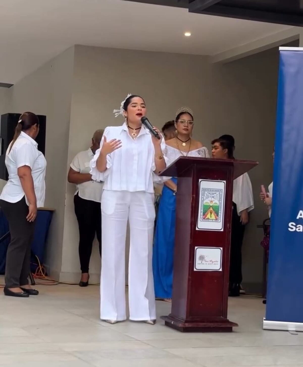 Con tembleques: alcaldesa Irma Hernández viste atuendo inspirado en el folclore panameño durante aniversario 55 de San Miguelito