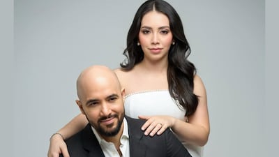 El ex diputado Edison Broce y su foto estilo ‘pre boda’ junto a su prometida, la abogada y violinista Ioana Rotar
