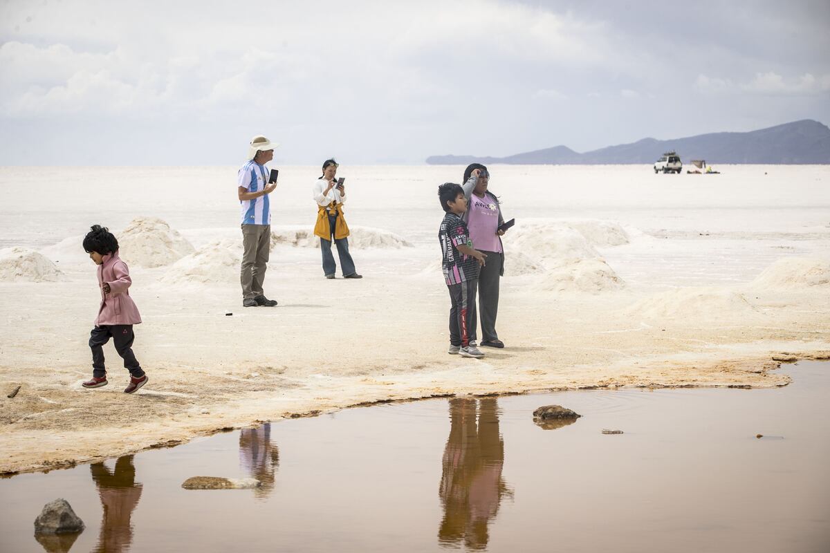 El salar más grande del mundo recibe a miles de turistas para el fin de año en Bolivia