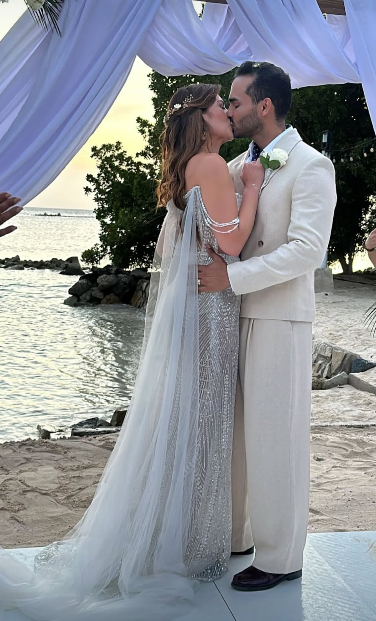 El presentador de tv, Domil Leira, y su esposa Cuqui Pretelt celebran su boda en una villa de lujo en Aruba