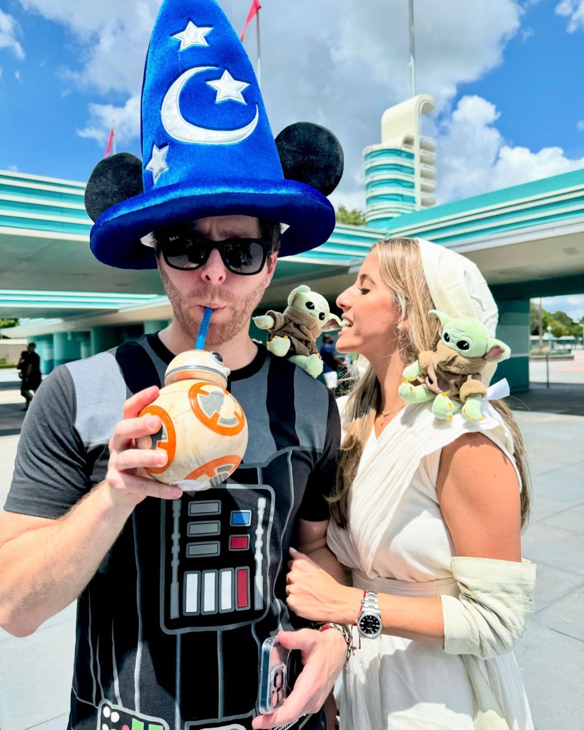 El alcalde Mayer Mizrachi y Valeria Mangravita, juntos de paseo en Orlando