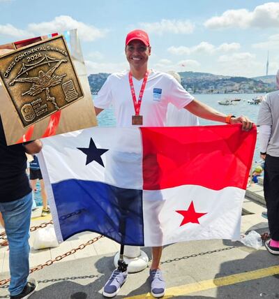 Cruzando de Asia a Europa, pero nadando: el panameño César Barría logra cruzar el estrecho de Bósforo en Turquía