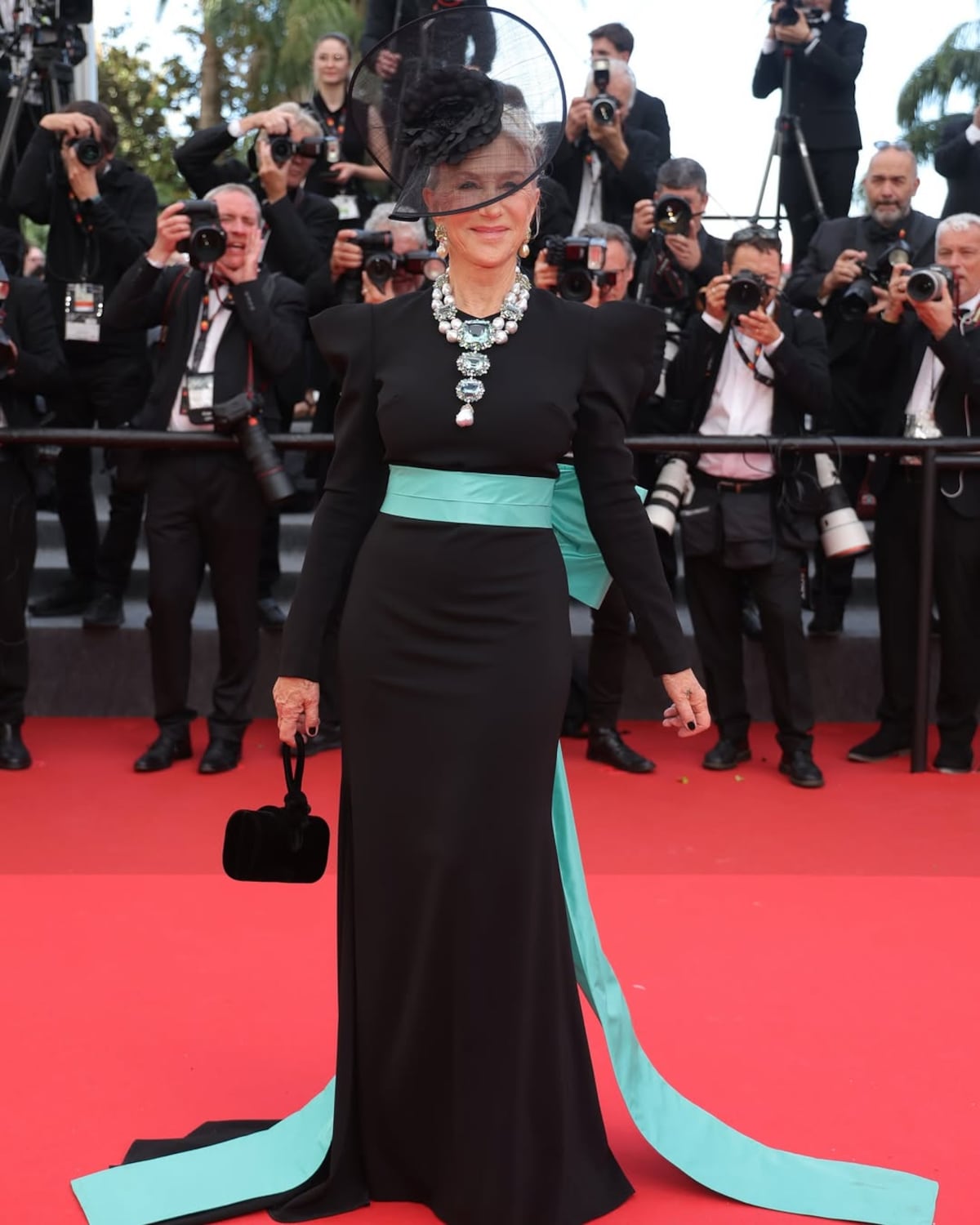 Icónica y espectacular a sus 79 años: así lució Helen Mirren en la alfombra roja de Cannes