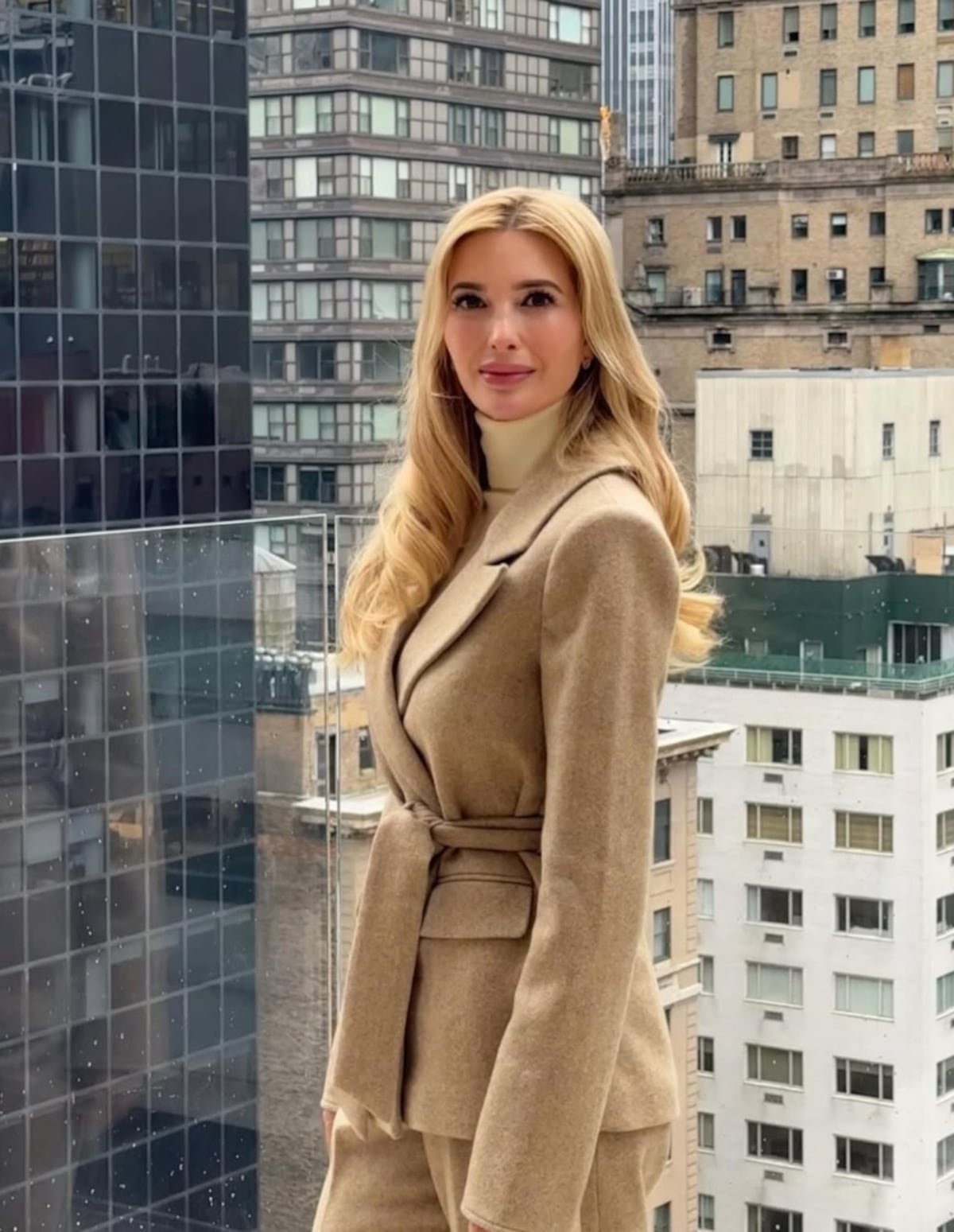 Elegancia minimalista y sofisticación: looks monocromáticos para la oficina