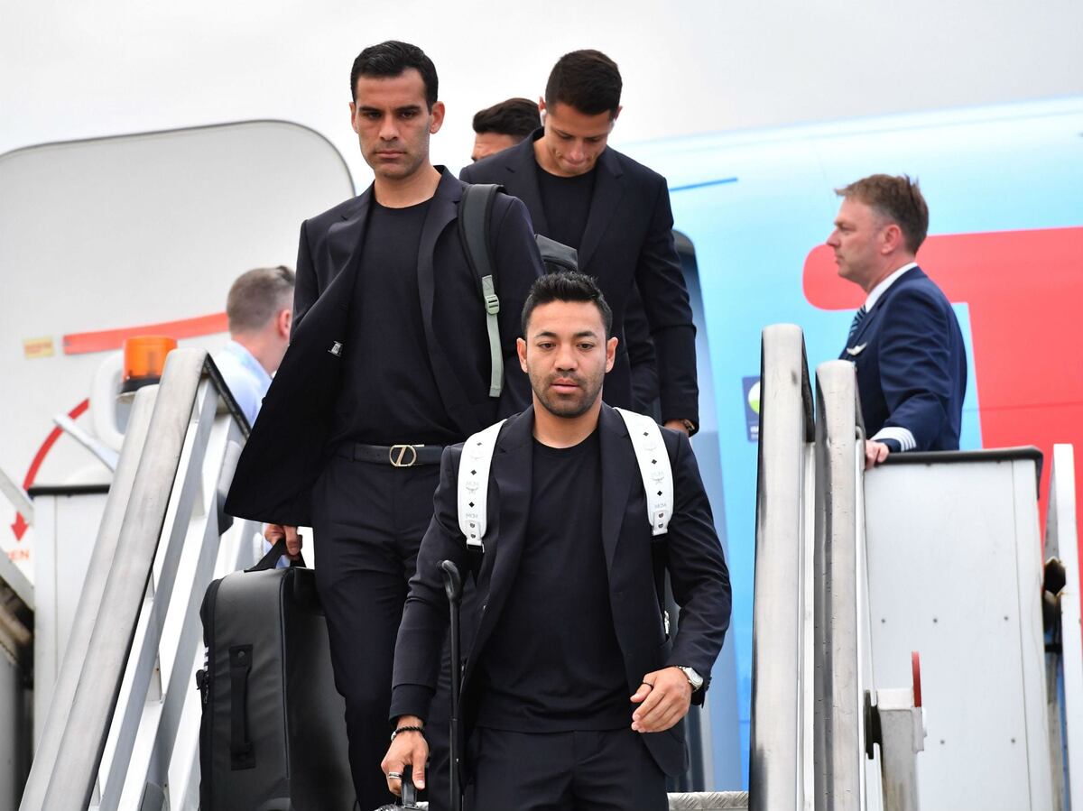 Bolsos de Versace y trajes de lujo en la llegada de los equipos a Rusia