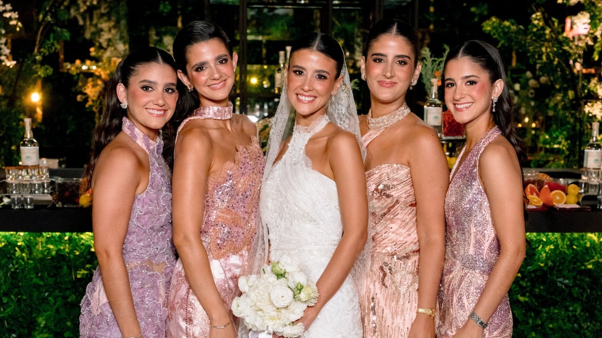 Los vestidos de las hermanas de Julianne Roux en su boda, diseños panameños de la firma Valar