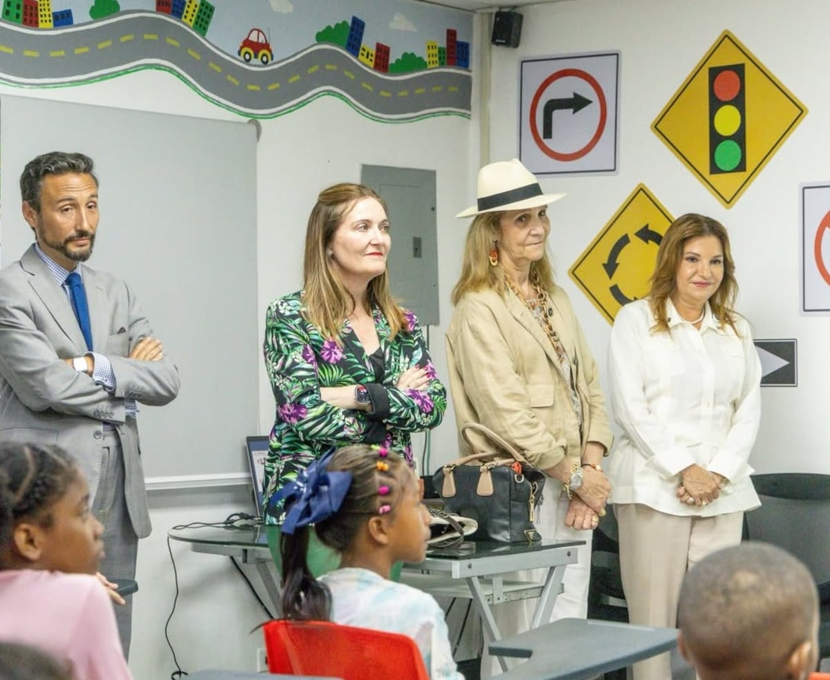 La infanta Elena de España recorre el parque Omar en su visita a Panamá