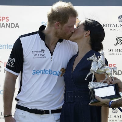 El tierno beso en público de Harry y Meghan