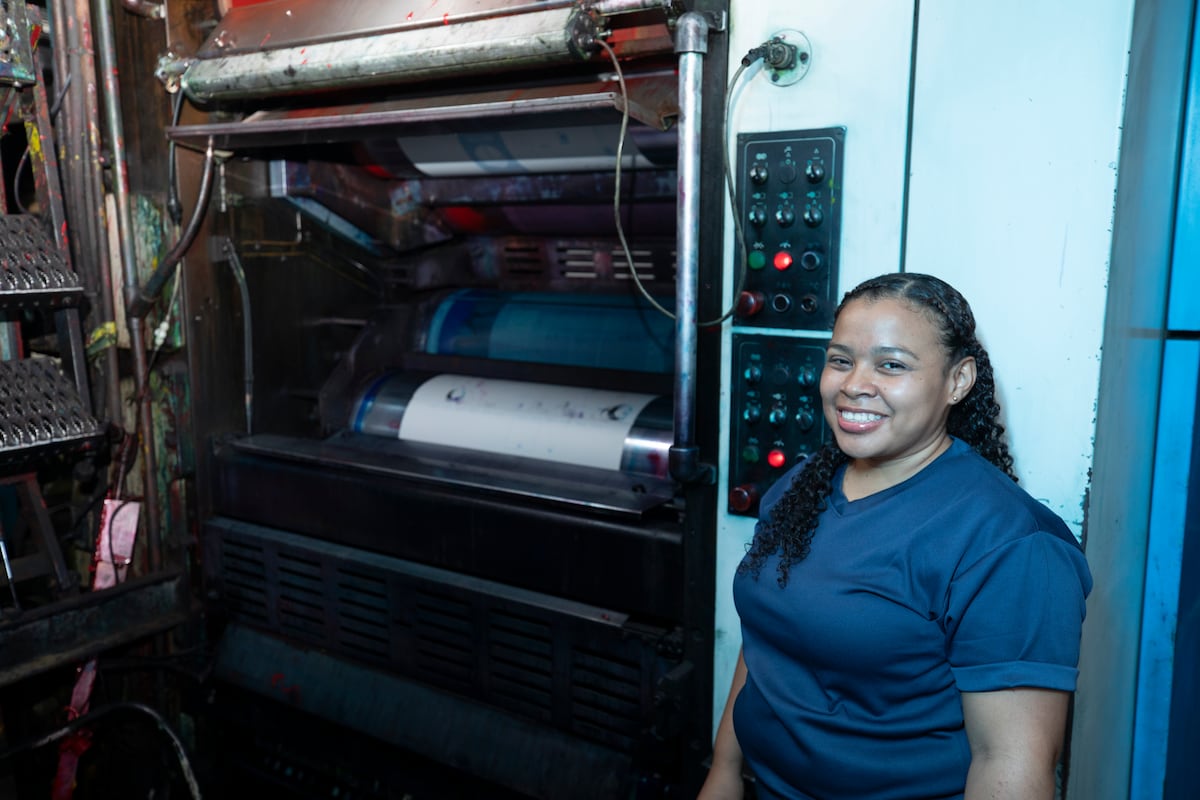 Un día con Yulissa, la mujer que imprime el periódico