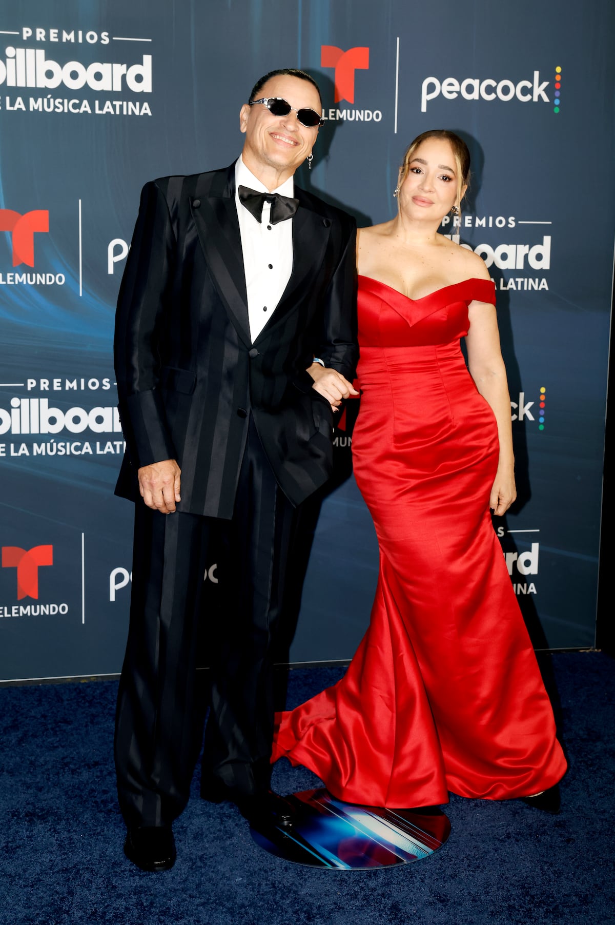 La pedrería y los cortes clásicos destacaron en la alfombra azul de los Billboard latinos