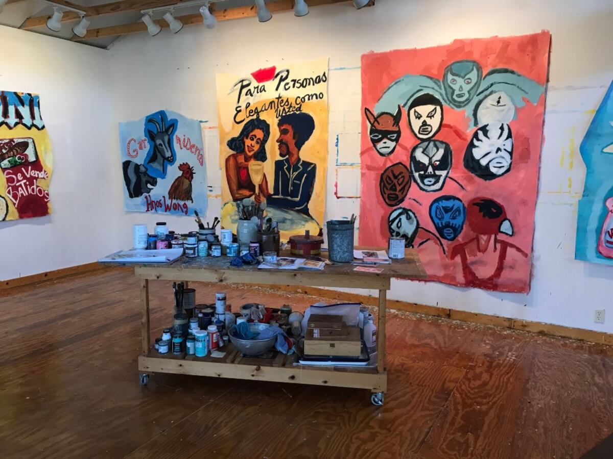 Victoria Suescum lleva los letreros de la tienda al museo